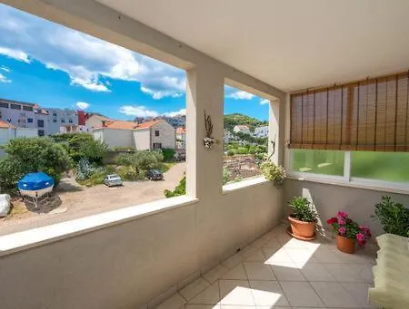 Sunny Lapad Apartment *